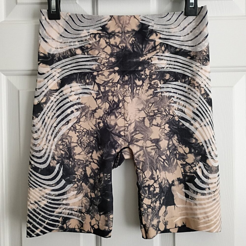ATHLETA Motivate Seamless Shorts Size M Tye Dye High Rise Biker Athletic